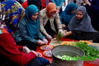 Sambangi Dapur Umum, Henny Wahid  Siapkan Makanan Berbuka Puasa untuk Korban Banjir Rumbai